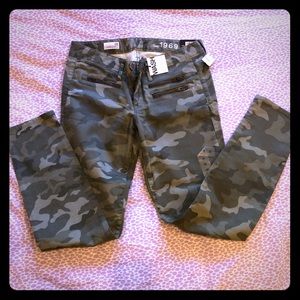 NWT Gap camo jeans sz 28